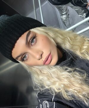 Juliane Snekkestad Instagram - Hats and smiles season 🤍❄️☃️