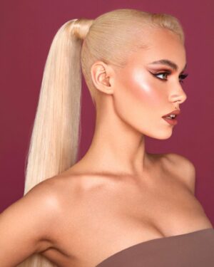 Juliane Snekkestad Instagram - 🤎 @kyliecosmetics
