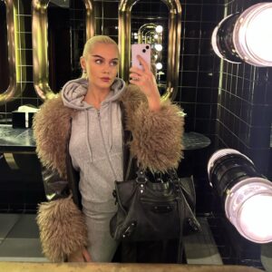 Juliane Snekkestad Instagram - Can not not take a selfie when walking past a mirror like this 🧸🧸