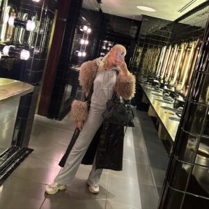 Juliane Snekkestad Instagram - Can not not take a selfie when walking past a mirror like this 🧸🧸