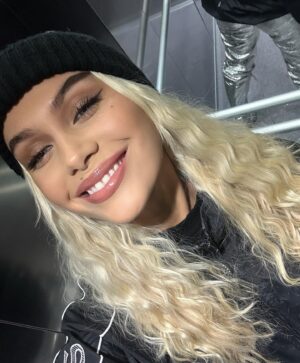 Juliane Snekkestad Instagram - Hats and smiles season 🤍❄️☃️