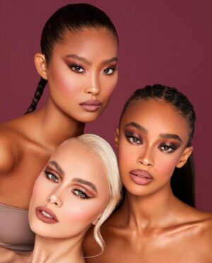Juliane Snekkestad Instagram - @kyliecosmetics 🍇