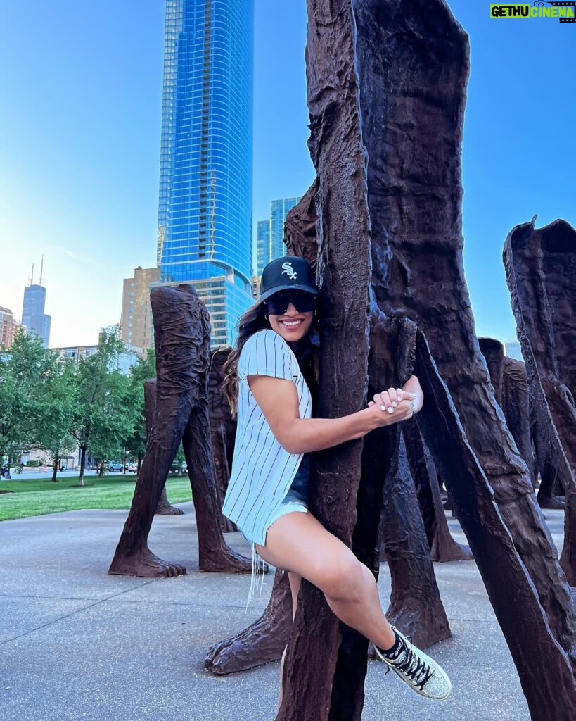 Julianna Peña Instagram - Working on my #leglocks and bear attacks with the help of my friends in the 🏙️city 🥰❤️🙏🏽🦿🐻🖐🏽