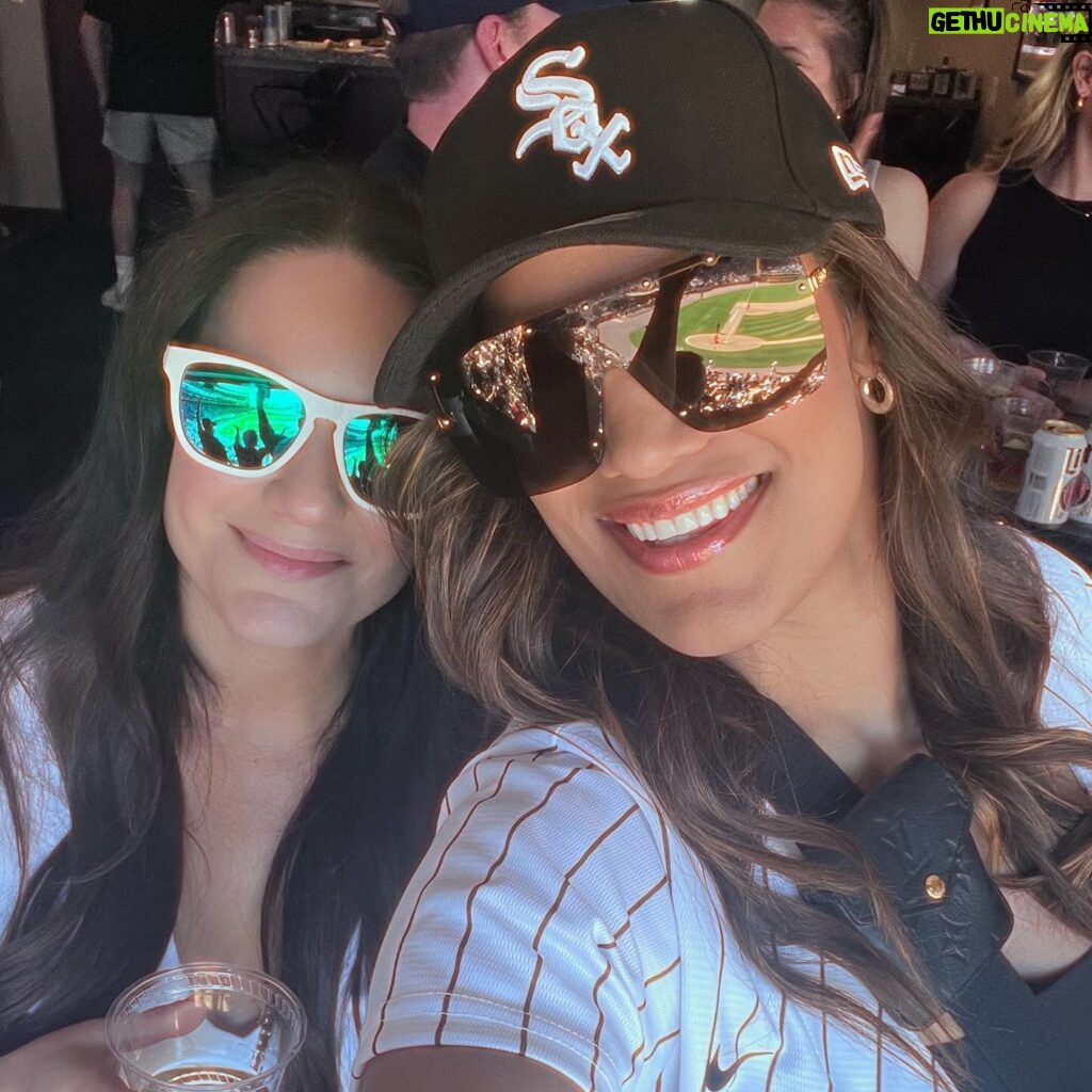 Julianna Peña Instagram - Great day for a #ballgame minus #thewhitesox not winning lol! Oh well always a great time! Thank you for the game @krosen490 🙏🏽❤️!