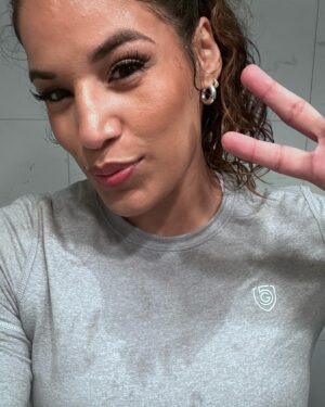 Julianna Peña Instagram - When you have interviews in the day time but you still gotta go to work in the night time 😂😎 #sweatybetty #beautyandabeast