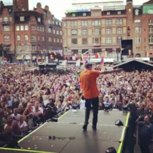 Julie Andem Instagram - Fyyfaen København! Made us feel like fucking rockstars! TUSEN TAKK, det var så fantastisk! ❤️💛💚💙💜 PRIDE 4-life @carlmartinegg