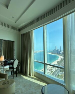 Julie-Anne Ho Instagram - Mon baptême du moyen orient, hellooo Abu Dhabi 🎀
On est bien contente d’avoir retrouvé nos valises pour inaugurer ça (!!) 🙊

St Regis, Abu Dhabi 📍 @stregisabudhabi @visitabudhabi #inabudhabi
