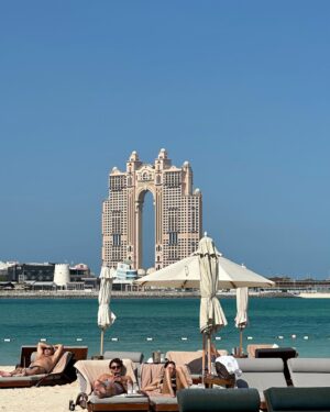 Julie-Anne Ho Instagram - Mon baptême du moyen orient, hellooo Abu Dhabi 🎀
On est bien contente d’avoir retrouvé nos valises pour inaugurer ça (!!) 🙊

St Regis, Abu Dhabi 📍 @stregisabudhabi @visitabudhabi #inabudhabi