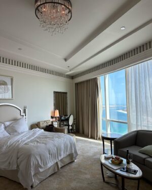 Julie-Anne Ho Instagram - Mon baptême du moyen orient, hellooo Abu Dhabi 🎀
On est bien contente d’avoir retrouvé nos valises pour inaugurer ça (!!) 🙊

St Regis, Abu Dhabi 📍 @stregisabudhabi @visitabudhabi #inabudhabi