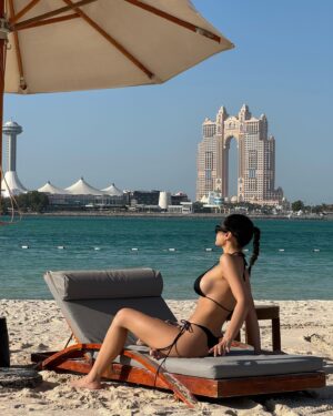 Julie-Anne Ho Instagram - Mon baptême du moyen orient, hellooo Abu Dhabi 🎀
On est bien contente d’avoir retrouvé nos valises pour inaugurer ça (!!) 🙊

St Regis, Abu Dhabi 📍 @stregisabudhabi @visitabudhabi #inabudhabi