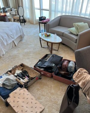 Julie-Anne Ho Instagram - Mon baptême du moyen orient, hellooo Abu Dhabi 🎀
On est bien contente d’avoir retrouvé nos valises pour inaugurer ça (!!) 🙊

St Regis, Abu Dhabi 📍 @stregisabudhabi @visitabudhabi #inabudhabi