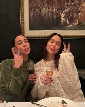 Julie-Anne Ho Instagram - 3, 2, 1… bye bye 2023 see you never 🥰✨

& mon @samuel.p.o derrière la cam 🫶🏼