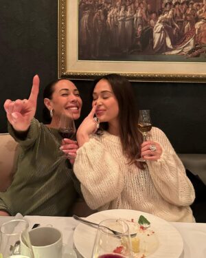 Julie-Anne Ho Instagram - 3, 2, 1… bye bye 2023 see you never 🥰✨

& mon @samuel.p.o derrière la cam 🫶🏼