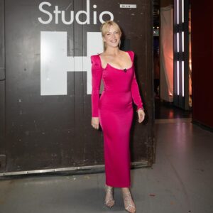 Julie Bélanger Instagram - Dernier look de la saison @cafinitbienlasemainetva 
Et on a sorti la robe (à faire rêver!) @alexperryofficial 🩷 pour cette émission spéciale dédiée @gino_chouinard 🥳
CCM: @vangiroux 
@richardbouthilliermua 
@jonloveshair 
@vabrossard 
Ne manquez pas ça dimanche 19h @tvareseau 
(En première partie de @celinedion et de son émission spéciale animée par @jphilippedion 🤩)