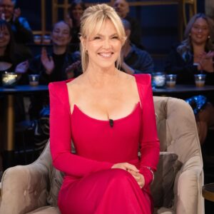 Julie Bélanger Instagram - Dernier look de la saison @cafinitbienlasemainetva 
Et on a sorti la robe (à faire rêver!) @alexperryofficial 🩷 pour cette émission spéciale dédiée @gino_chouinard 🥳
CCM: @vangiroux 
@richardbouthilliermua 
@jonloveshair 
@vabrossard 
Ne manquez pas ça dimanche 19h @tvareseau 
(En première partie de @celinedion et de son émission spéciale animée par @jphilippedion 🤩)