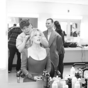 Julie Bélanger Instagram - Dernier look de la saison @cafinitbienlasemainetva 
Et on a sorti la robe (à faire rêver!) @alexperryofficial 🩷 pour cette émission spéciale dédiée @gino_chouinard 🥳
CCM: @vangiroux 
@richardbouthilliermua 
@jonloveshair 
@vabrossard 
Ne manquez pas ça dimanche 19h @tvareseau 
(En première partie de @celinedion et de son émission spéciale animée par @jphilippedion 🤩)