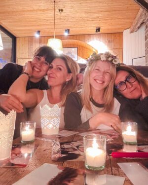 Julie Bélanger Instagram - Célébrer l’amitié féminine.
Se faire célébrer. 🥳
Puissance, récolte…et surfer la vague en douceur et beauté.
Se trouver chanceuse de les avoir dans ma vie
#Pincesses #goingon50 #festival🩷🩷🩷🩷
@ingridfalaise @marcoux8336 @marie.eve.potvin