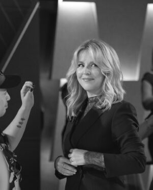 Julie Bélanger Instagram - Demain soir, c’est la première de la 14e saison de @cafinitbienlasemainetva 🥳🥳
Ma 11e année! Quel cadeau!!
J’adore ce plateau, cette gang de gens passionnés, drôles et respectueux et j’adore travailler avec @jmanctil… En fait, c’est pas vraiment du travail, c’est plus du gros fun 🤩
On vous a préparé tout un show pour la première, avec plusieurs nouveautés et surprises. (P’tit conseil: soyez-y dès les premières secondes pour ne pas manquer la toute première surprise de la soirée!!)
C’est reparti! Tellement heureuse de vous retrouver! 🎉💫
Demain 19h @tvareseau 

Look de tournage:
Suit: @helmutlang @holtrenfrewogilvy 
Bijoux: @theofficialpandora 
CCM:
Maquillage @geraldbelanger 
Coiffure @jonloveshair 
Stylisme @vangiroux 
Photos @vabrossard