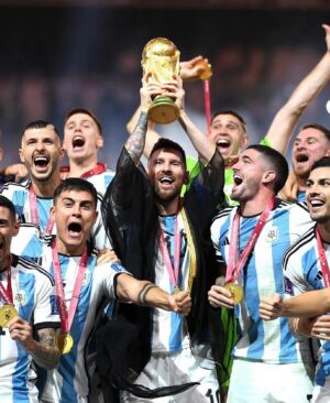 Julie Gonzalo Instagram - No hay palabras. Gracias equipo. Gracias Messi. Gracias por tanta felicidad. Somos campeón mundial lpm. Vamos Argentina 🇦🇷🏆❤️ #worldcup #champion #messi 📷: @rollingstone