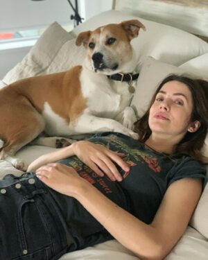Julie Gonzalo Instagram - Hi… Today is #remembermethursday in honor of adopted pets everywhere. Happy we have done our part in adopting our ‘little’ siblings :) #adoptdontshop @kingaphilipps