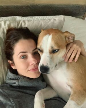 Julie Gonzalo Instagram - Hi… Today is #remembermethursday in honor of adopted pets everywhere. Happy we have done our part in adopting our ‘little’ siblings :) #adoptdontshop @kingaphilipps