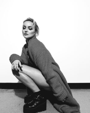Julie Ringuette Instagram - F. F. F.
Fashion
For
Fun

Photo: @evamaudetc 
Cheveux: @emiliecaronmakeuphair 
Maquillage: @katleenvenne 
Stylisme: @m_styliste 
Mes jambes: Mes parents