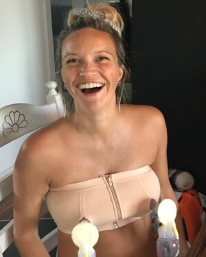 Julie Ringuette Instagram - Plus grand et plus beau défi de ma vie!!!

Moi qui en avais si peur.
Moi qui repoussais le moment pour ma carrière.
Moi qui avais peur de ce que mon corps allait devenir.

JE NE REGRETTE RIEN! J’en aurais un autre si ce n’était de la pré-ménopause précoce.

Mes deux filles sont les plus belles, les plus drôles et les plus douces. (À mes yeux! 🤪)
Je me remercie de les avoir accueillies.
Je les remercie de m’avoir choisie.

Bonne fête à vous toutes!
Respect infini!

Sam: 9 juin 2018
Eva: 20 novembre 2020
