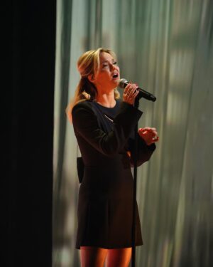 Julie Ringuette Instagram - Julie Ringuette a livré un touchant hommage à son partenaire de vie avec « Pas sans toi » de Lara Fabian. 🌟
Quelle note lui auriez-vous donnée?