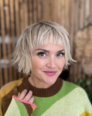 Julie Ringuette Instagram - Short hair 🤭

Merci @andrew.gilbertt 🫶 
@salonlameche
