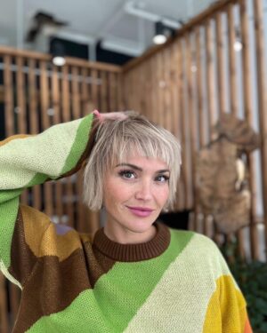 Julie Ringuette Instagram - Short hair 🤭

Merci @andrew.gilbertt 🫶 
@salonlameche