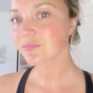Julie Ringuette Instagram - Péri-ménopause ou préménopause:

Peut durer 2 à 4 ans. Elle se traduit par des cycles irréguliers et des symptômes désagréables. 
Merci Wikipédia! 😊
 
Voici un résumé de ma dernière année…
Se faire soigner, être entendue et prise en charge, c’est extrêmement difficile quand on est en préménopause. Après un an et plusieurs recherches, j’ai enfin trouvé la source de mon problème: la progestérone.

Je vais tellement mieux depuis mon traitement hormonal! Alléluia!
 
C’était donc tout à fait naturel pour moi de m’associer avec la nouvelle gamme de produits @vichylaboratoires NEOVADIOL conçut pour la péri-ménopause.
Autour de la ménopause, les variations hormonales accélèrent le vieillissement cutané menant à une perte de densité. 
 
Les laboratoires Vichy ont développé une crème légère qui aide à compenser les impacts de la péri-ménopause sur l’apparence de la peau. Elle paraît plus dense, plus rebondie et semble plus ferme!
Vichy ont aussi des crèmes NEOVADIOL pour post-ménopause qui ont des formules plus riches et nourrissante.
 
Produits utilisés:
- Sérum biphasé NEOVADIOL meno5
- Crème de jour NEOVADIOL pour péri-ménopause
- Lotion solaire anti-âge UV Age FPS 60
- Crème de nuit NEOVADIOL pour péri-ménopause
 
AD* #PartenaireVichy #Neovadiol #Menopause #PeriMenopause