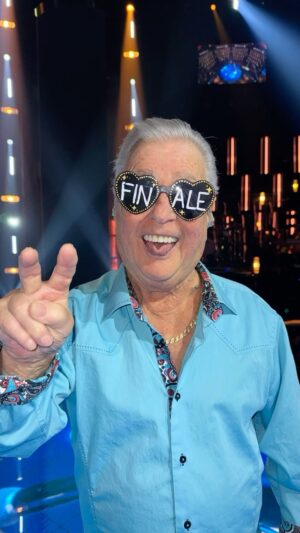 Julie Ringuette Instagram - Êtes-vous prêts? Nous le sommes! 😎🖤✨

Soyez des nôtres pour la grande finale de la deuxième saison de Zénith c'est CE SOIR 20H sur @icirctele! 🌟