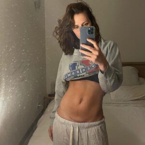 Julie Robert Instagram - C’est la vie ❤️‍🩹🙂
C’est pour la vie