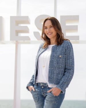 Julie Sassoust Instagram - C’est bien ici à #CANNESERIES que tout commence ! 😎💕 #IciToutCommence 

📷 @_camilla.canalini_