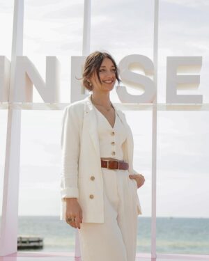 Julie Sassoust Instagram - C’est bien ici à #CANNESERIES que tout commence ! 😎💕 #IciToutCommence 

📷 @_camilla.canalini_