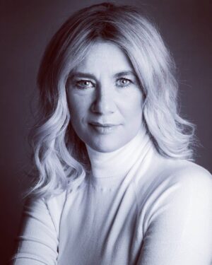 Julie Sergeant Instagram - Depois de várias conquistas na minha vida aos 50 anos ganhei uma nova família. A minha família @hitmanagement Nova e maravilhosa conquista, essa!
E não é todos os dias que se ganha uma nova família cheia de familiares tão talentosos e queridos. Como se não bastasse uma família inteirinha cheia de primos e primas só para mim descobri que nesta família ainda temos uma fada madrinha a linda @juambrosioc e uma espécie de "príncipe encantado" (finalmente!!) o encantador @lourojoao que é absolutamente fantástico. 
Além de encantador e fantástico, é super profissional, muito centrado, sensível, coerente e sabe muito bem como nos orientar com todo o respeito e dignidade que a Arte exige.
Se aos 50 anos me senti um pouco desorientada agora na família Hit e com o Joao Louro ao meu lado e a apoiar-me incondicionalmente sei que vou seguir por caminhos verdadeiramente incríveis e viver oportunidades únicas. Muito ansiosa por poder viver tudo isso! E muito feliz também. 
Are u ready...!? 
I am ❤

📷@joannacorreia_