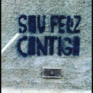 Julie Sergeant Instagram - Faz hoje 16 anos que nasceste. Faz hoje 16 anos que eu renasci.  Contigo tenho vivido as mais belas histórias, por ti tenho cruzado mares e continentes, por ti tenho voado por ceus azuis e atravessado alguns desertos mas tudo o que fiz por ti faria outra e outra e outra e outra vez ainda... tu que ensinaste-me (e continuas a ensinar) a ser um Ser Humano melhor... sem ti a minha vida não teria a importância, o encanto, a beleza que tem, sem ti a minha vida teria pouco sentido ou mesmo nenhum... foi através da tua bondade, da tua doçura, da tua grandiosidade, dessa profundeza de Ser lindo que tens e que és que tudo neste meu mundo ganhou uma imensa luz e muita muita côr... as tuas músicas, os teus desenhos, as tuas danças, o teu sentido de humor,  os teus "meus" olhinhos tao lindos e doces, o teu Ser, tudo isso me comove e me inspira. Espero que saibas que te respeito acima de tudo e que te amo mais que a todos. És um exemplo raro e único de Ser. És uma pessoa linda, simplesmente porque nasceste assim. Nada tem nada a ver com o facto de seres minha filha. Esse é um privilégio só teu. O meu é o de ser tua mãe. Obrigada por me teres escolhido para tal enorme e maravilhosa tarefa. Tem(ns) sido a viagem da minha vida...
Love u to the moon and back.
Amo-te meu lindo Pinguim 🐧❤🙏🥰
