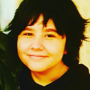 Julie Sergeant Instagram - Faz hoje 16 anos que nasceste. Faz hoje 16 anos que eu renasci.  Contigo tenho vivido as mais belas histórias, por ti tenho cruzado mares e continentes, por ti tenho voado por ceus azuis e atravessado alguns desertos mas tudo o que fiz por ti faria outra e outra e outra e outra vez ainda... tu que ensinaste-me (e continuas a ensinar) a ser um Ser Humano melhor... sem ti a minha vida não teria a importância, o encanto, a beleza que tem, sem ti a minha vida teria pouco sentido ou mesmo nenhum... foi através da tua bondade, da tua doçura, da tua grandiosidade, dessa profundeza de Ser lindo que tens e que és que tudo neste meu mundo ganhou uma imensa luz e muita muita côr... as tuas músicas, os teus desenhos, as tuas danças, o teu sentido de humor,  os teus "meus" olhinhos tao lindos e doces, o teu Ser, tudo isso me comove e me inspira. Espero que saibas que te respeito acima de tudo e que te amo mais que a todos. És um exemplo raro e único de Ser. És uma pessoa linda, simplesmente porque nasceste assim. Nada tem nada a ver com o facto de seres minha filha. Esse é um privilégio só teu. O meu é o de ser tua mãe. Obrigada por me teres escolhido para tal enorme e maravilhosa tarefa. Tem(ns) sido a viagem da minha vida...
Love u to the moon and back.
Amo-te meu lindo Pinguim 🐧❤🙏🥰