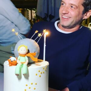 Julie Sergeant Instagram - Ontem foi assim... ❤️ O meu "filho" mais velho, o meu primogénito fez 43 anos... Foi um encontro de pessoas bonitas, reunidas para celebrar o aniversário do nosso Principezinho mais lindo... Passam muitas pessoas pelas nossas vidas: umas entram, outras saem e algumas, apenas algumas, ficam... Para sempre! Tenho muito orgulho em ser "mãe" de uma pessoa tão bonita e estou muito agradecida por me receberes na tua vida... Mummy loves you... & always will palhacito @pedrograngeroficial 🤡❤️🌹