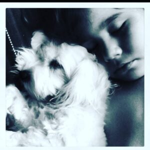 Julie Sergeant Instagram - Faz hoje 16 anos que nasceste. Faz hoje 16 anos que eu renasci.  Contigo tenho vivido as mais belas histórias, por ti tenho cruzado mares e continentes, por ti tenho voado por ceus azuis e atravessado alguns desertos mas tudo o que fiz por ti faria outra e outra e outra e outra vez ainda... tu que ensinaste-me (e continuas a ensinar) a ser um Ser Humano melhor... sem ti a minha vida não teria a importância, o encanto, a beleza que tem, sem ti a minha vida teria pouco sentido ou mesmo nenhum... foi através da tua bondade, da tua doçura, da tua grandiosidade, dessa profundeza de Ser lindo que tens e que és que tudo neste meu mundo ganhou uma imensa luz e muita muita côr... as tuas músicas, os teus desenhos, as tuas danças, o teu sentido de humor,  os teus "meus" olhinhos tao lindos e doces, o teu Ser, tudo isso me comove e me inspira. Espero que saibas que te respeito acima de tudo e que te amo mais que a todos. És um exemplo raro e único de Ser. És uma pessoa linda, simplesmente porque nasceste assim. Nada tem nada a ver com o facto de seres minha filha. Esse é um privilégio só teu. O meu é o de ser tua mãe. Obrigada por me teres escolhido para tal enorme e maravilhosa tarefa. Tem(ns) sido a viagem da minha vida...
Love u to the moon and back.
Amo-te meu lindo Pinguim 🐧❤🙏🥰