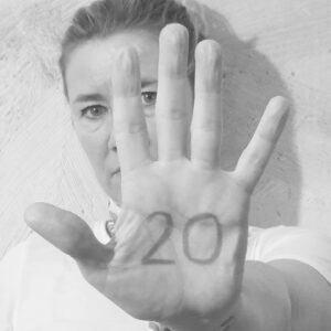 Julie Sergeant Instagram - #25novembro #dia internacional pela eliminação da violência contra as mulheres
#campanha20/20 - Palmas da mão pela eliminação da violência contra as mulheres!

As mãos, como um stop, mostram que nos importamos! 
Em Portugal, até Agosto de 2020, foram assassinadas 20 mulheres e o terror não ficou por aqui! Até Novembro de 2020, foram mais 10. 30 mulheres assassinadas, maioritariamente pelos seus (ex)companheiros, (ex)namorados ou (ex)maridos; maioritariamente em contextos de intimidade e de violência doméstica. 
Desde 2004 já houve perto de 570 femicídios em Portugal: 35,6/ano; 2,9/mês. Em média, uma mulher assassinada de dez em dez dias. 
O terrorismo contra as mulheres não pode continuar impune! 
Exigimos o fim de todas as violências contra as mulheres e as mãos, como um stop, mostram que nos importamos! 
Em 2020 exigimos ação (também) contra a pandemia da violência contra as mulheres.

Campanha criada pela ativista @franciscademagalhaesbarros