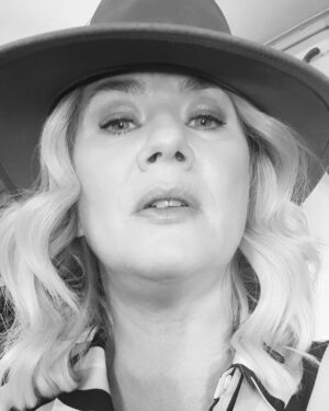 Julie Sergeant Instagram - Carmo & Julie Fusion

@tvioficial @bemmequertvi