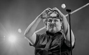 Julie St-Pierre Instagram - Salut Karl et merci pour tout. 🫶🏼
C’est tout le Québec qui pleure. 🥺

@lescowboysfringants, mettez vos têtes sur nos épaules, pour que notre amour vous frôle, vous qui en avez tant besoin, dites-vous que ce soir, vous n’êtes pas seuls au monde. 

Douces pensées vers son amoureuse Marie-Annick et leurs deux filles, sa famille, ses amis. ❤️