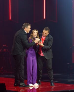 Julie St-Pierre Instagram - Un an hier depuis mon audition à l’aveugle. Le 22 octobre 2022, je me présentais sur le plateau de La Voix pour enfin assumer complètement mon envie de chanter. Tellement d’apprentissages depuis! Toutes mes appréhensions et mes perceptions n’étaient que fondées dans ma tête et mes peurs me bloquaient à avancer pleinement comme chanteuse. J’en ressors grandie, sincèrement, et enfin bien. 

Merci à toute l’équipe de @lavoixtva et @pierreyvesduchesne pour l’accompagnement bienveillant. 

📸 @bertexertier