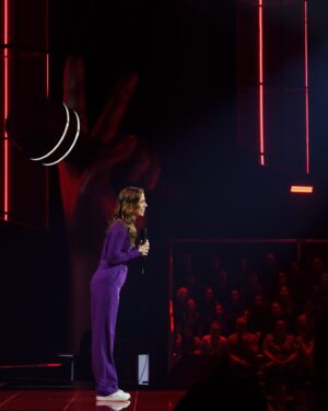 Julie St-Pierre Instagram - Un an hier depuis mon audition à l’aveugle. Le 22 octobre 2022, je me présentais sur le plateau de La Voix pour enfin assumer complètement mon envie de chanter. Tellement d’apprentissages depuis! Toutes mes appréhensions et mes perceptions n’étaient que fondées dans ma tête et mes peurs me bloquaient à avancer pleinement comme chanteuse. J’en ressors grandie, sincèrement, et enfin bien. 

Merci à toute l’équipe de @lavoixtva et @pierreyvesduchesne pour l’accompagnement bienveillant. 

📸 @bertexertier