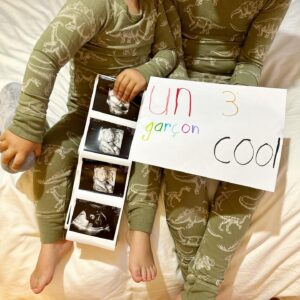 Julie St-Pierre Instagram - C’EST UN GARÇON!!! 🫶🏼👶🏻🩵

Nous sommes comblés et il est déjà beau comme ses grands frères! 🥹 J’ai souvent ressenti que je serais une maman de garçons. Et j’aime tellement ce rapport mère-fils que j’espérais en avoir un autre. 

Depuis que je suis enceinte de notre 3e enfant, on me dit souvent « Félicitations! Tu es courageuse! »
Cette phrase là réussie à la fois à me valoriser mais aussi à m’envahir d’un grand vertige. Il faut apprivoiser le chaos il parait! Mais imaginer ma fratrie de trois frères traverser la vie ensemble me donne hâte de l’apprivoiser, ce chaos là. 

Je suis en infériorité numérique dans ma famille mais ô combien entourée d’amour. Et je resterai la reine de mon foyer! 👸🏻

#genderreveal #momofboys #babynumber3