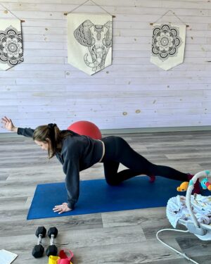 Julie St-Pierre Instagram - Coup de ❤️ de femme et de maman pour @bougeotteetplacotine où j’ai récemment commencé des cours de groupe et des encadrements privés de rééducation périnatale et de remise en forme. Un lieu qui se spécialise dans la santé des femmes, pendant la grossesse et après l’accouchement. 

Bouger avec bébé, parler avec d’autres mamans, ça fait non seulement du bien au corps mais à la tête aussi. 

@msoleil_kinesiologue, tu es inspirante par ta passion, ton dynamisme et ta volonté de partager tes connaissances.