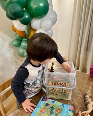 Julie St-Pierre Instagram - 🦖🎈3 ANS 🎈🦕 

4 décembre 2020, tu arrivais dans nos vies après une année difficile de deuils, et ce, en pleine pandémie mondiale. Tu as été une véritable lumière et depuis ton arrivée Vasco, tu ne cesses d’embellir notre famille. Je te le dis souvent mais je suis si chanceuse d’être ta maman! Bonne fête mon grand garçon! ❤️

#howitstartedvshowitsgoing