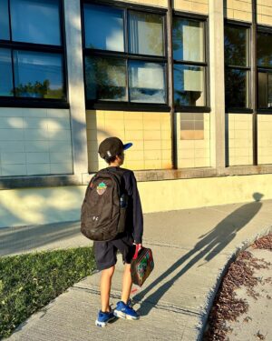 Julie St-Pierre Instagram - Rentrée en 4e année jour 2. J’ai finalement pu prendre ma photo de lui devant l’école, au soleil. 😉