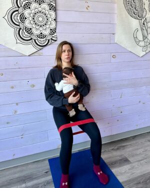 Julie St-Pierre Instagram - Coup de ❤️ de femme et de maman pour @bougeotteetplacotine où j’ai récemment commencé des cours de groupe et des encadrements privés de rééducation périnatale et de remise en forme. Un lieu qui se spécialise dans la santé des femmes, pendant la grossesse et après l’accouchement. 

Bouger avec bébé, parler avec d’autres mamans, ça fait non seulement du bien au corps mais à la tête aussi. 

@msoleil_kinesiologue, tu es inspirante par ta passion, ton dynamisme et ta volonté de partager tes connaissances.